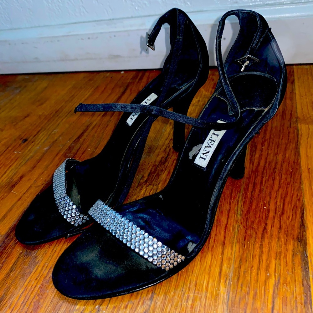 Size 7 dressy high heels so cute.
